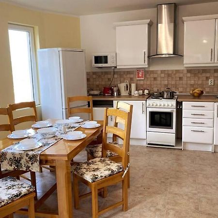 Apartment Happy Place Akatcia Veliko Tarnovo Luaran gambar