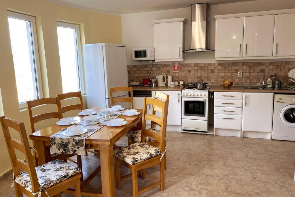 Apartment Happy Place Akatcia Veliko Tarnovo Luaran gambar